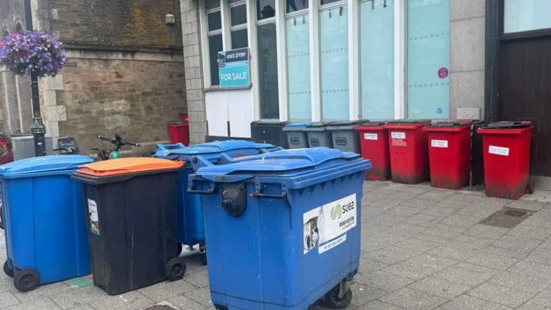 Los contenedores de basura comunitarios «dominan» las calles de una ciudad costera. Los contenedores de basura comunitarios «dominan» las calles de una ciudad costera.