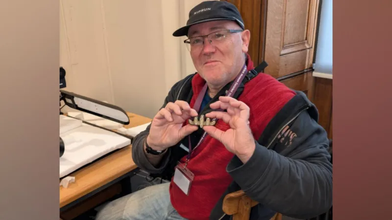 ‘Encontré el pomo de una espada vikinga de oro en un campo’.