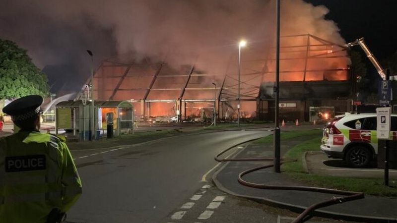 Holt Budgens supermarket destroyed by fire - BBC News