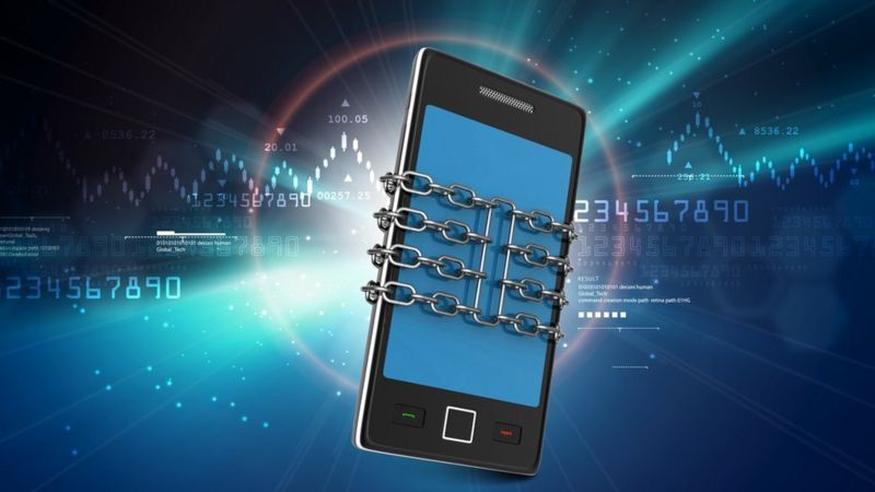 Imagen de teléfono celular con cadenas alrededor.