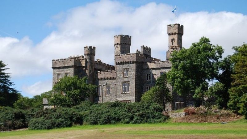 Victorian art found under wallpaper at Lews Castle - BBC News