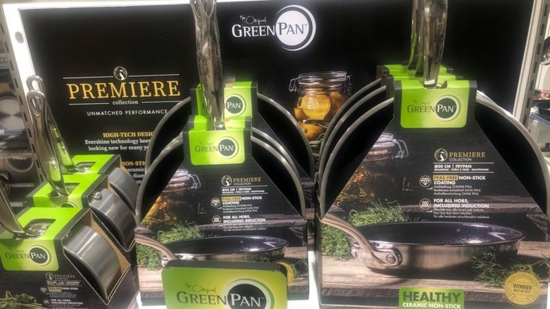 https://ichef.bbci.co.uk/news/800/cpsprodpb/93A7/production/_120599773_greenpanisoneofthecompaniesspecialisinginpfas-freecookware.creditchristinero..jpg
