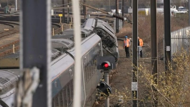 Newcastle train derailment causes rush-hour disruption - BBC News