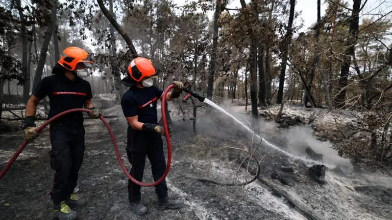 Un bombero voluntario es sospechoso de haber provocado el devastador incendio forestal en Francia.