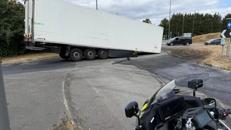 O benzinărie s-a închis după ce un camion și-a pierdut remorca