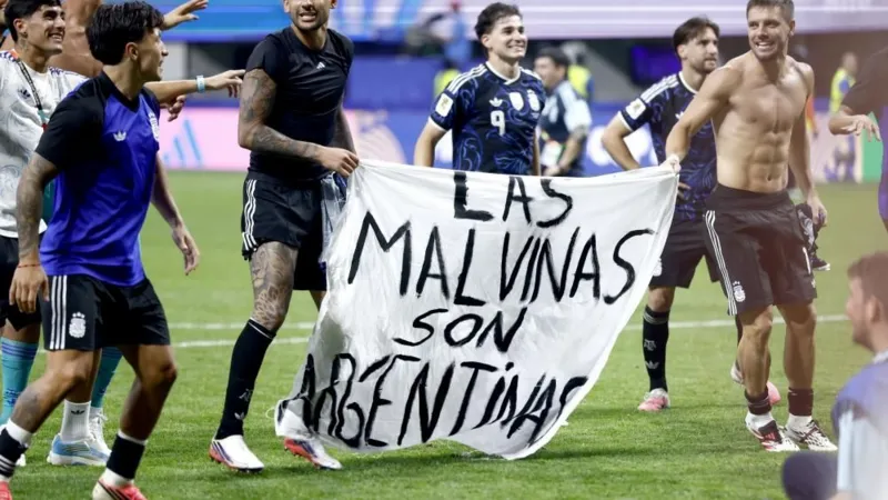 El Reino Unido afirma que las Islas Malvinas son «definitivamente nuestras» tras la pancarta de Argentina.