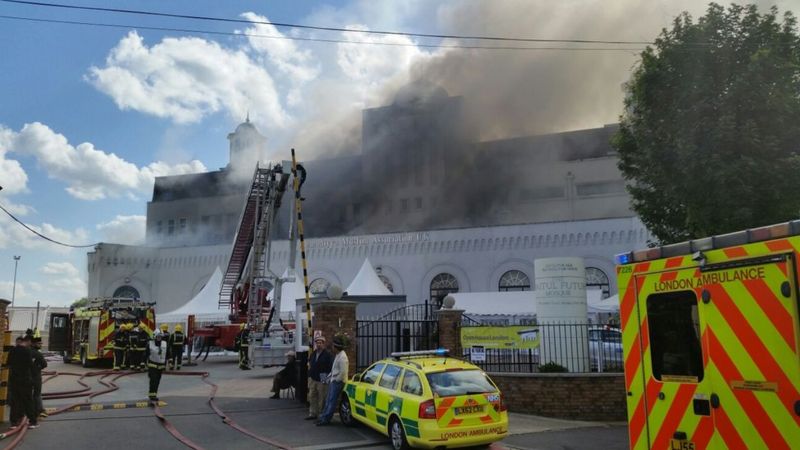 Morden mosque fire: 70 firefighters tackle blaze - BBC News