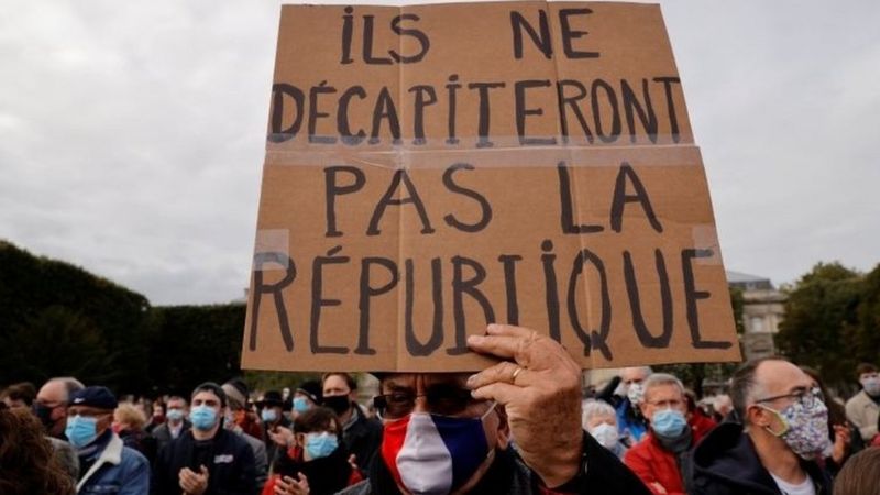 【フランス】 教師殺害に反発、国内各地で大規模集会 「フランスの全ての敵を容赦しない」 「共和国の首を切ることはできない」