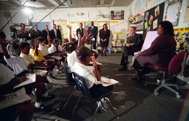 Fotografía de George Bush en una clase llena de niños de la escuela primaria Emma E. Booker en Sarasota, Florida