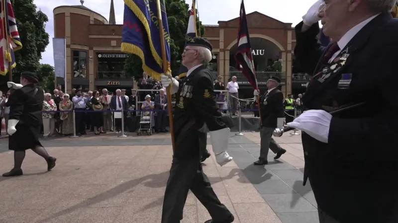 La ciudad conmemora el Día de las Fuerzas Armadas con un desfile y un servicio religioso.
