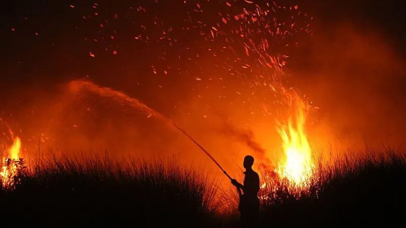 La neblina en Indonesia se extiende por toda la región mientras los bomberos combaten los incendios forestales.