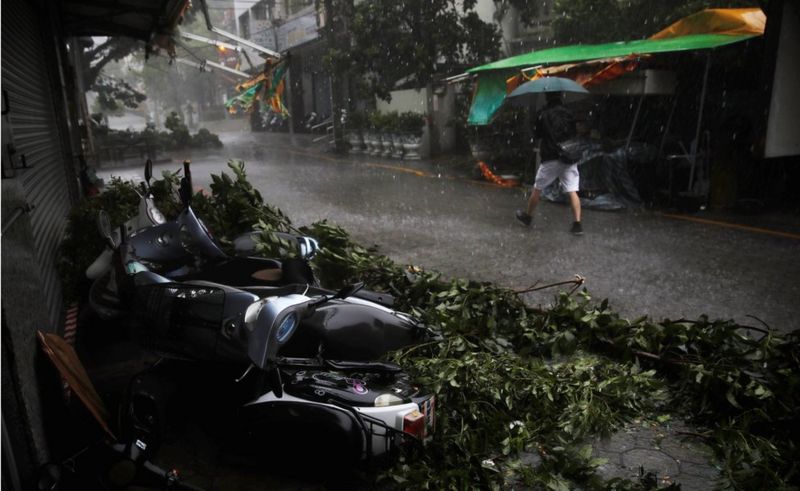 Typhoon Megi: Deadly Storm Batters Taiwan And Mainland China - BBC News