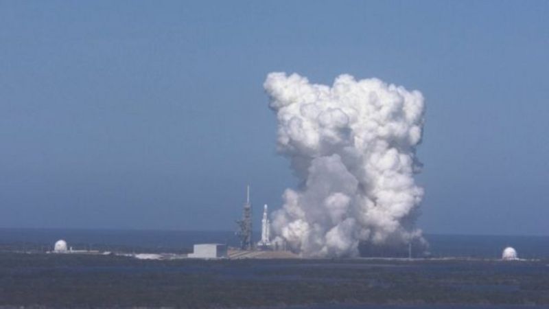 Columnas de humo en el mar tras una prueba para encender los 27 motores Merlin del cohete Falcon Heavy
