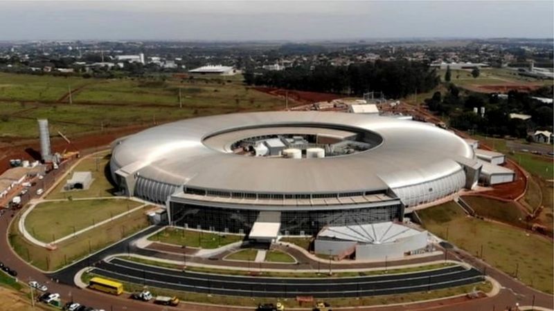 Prédio semelhante a uma arena de futebol, orçado em R$ 1,8 bilhão, é a maior construção científica já feita no Brasil