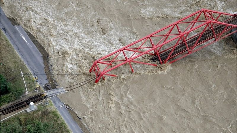 In Pictures: Powerful Typhoon Hagibis Lashes Japan - BBC News