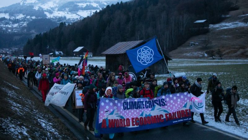 راهپیمایی معترضان به تغییرات اقلیمی در سوئیس در راه داووس
