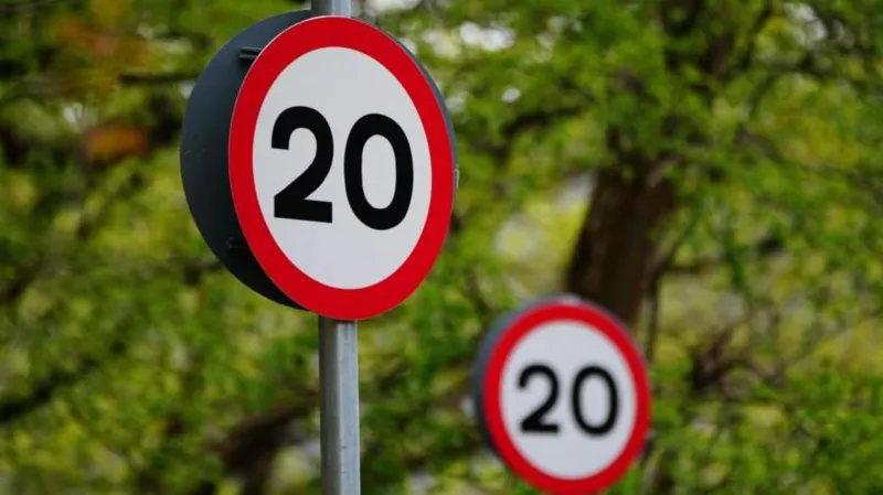 El ayuntamiento defiende los planes para limitar la velocidad a 20 mph.