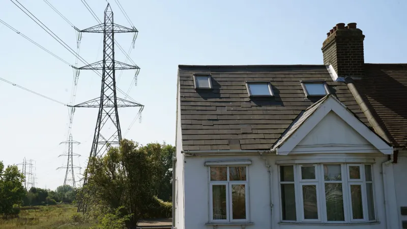 Casele din apropierea stâlpilor de electricitate vor beneficia de o reducere de 250 de lire sterline pe an la facturile de energie – primele amplasamente dezvăluite