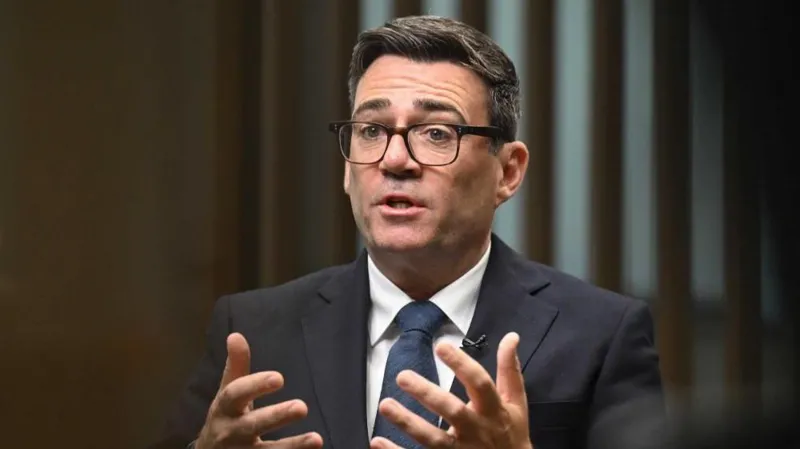 Burnham mantendrá conversaciones sobre servicios sociales con los conservadores y los liberaldemócratas.