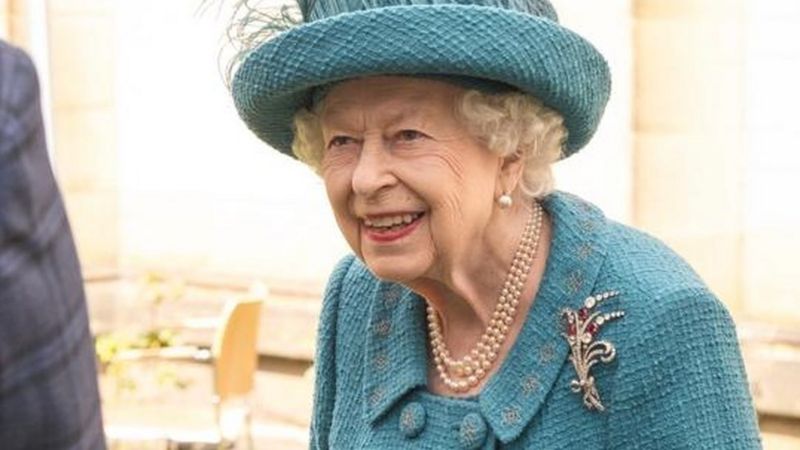 Queen Elizabeth Ii Earl And Countess Of Wessex Visit Manchester Bbc News