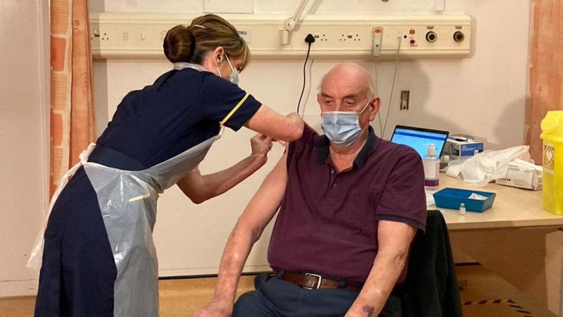 Koronavirüs aşısı: İngiltere'de Oxford-AstraZeneca aşısı yapılmaya başlandı