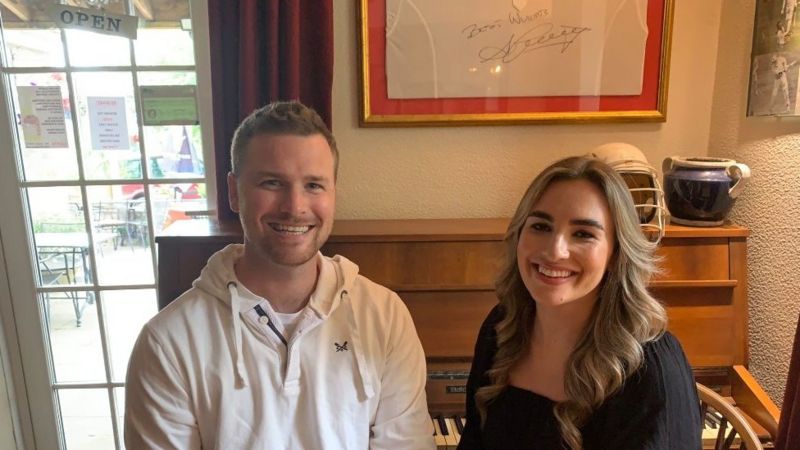 Coldplay's Chris Martin performs couple's wedding song in pub  BBC News