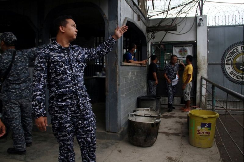 More Than 150 Inmates Escape In Philippine Prison Break Bbc News