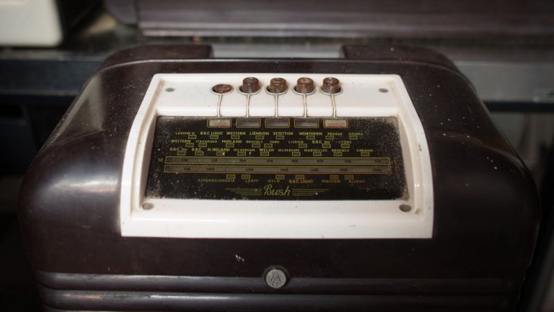 یک رادیو باکلیت قدیمی