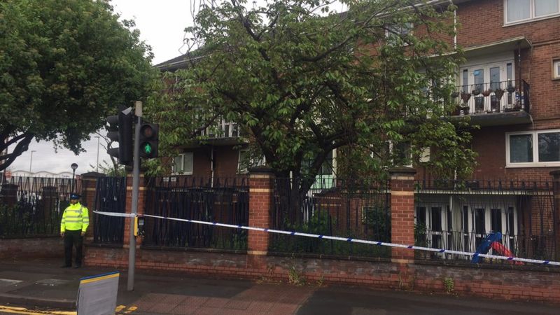 Leicester murder probe after man dies in hospital - BBC News