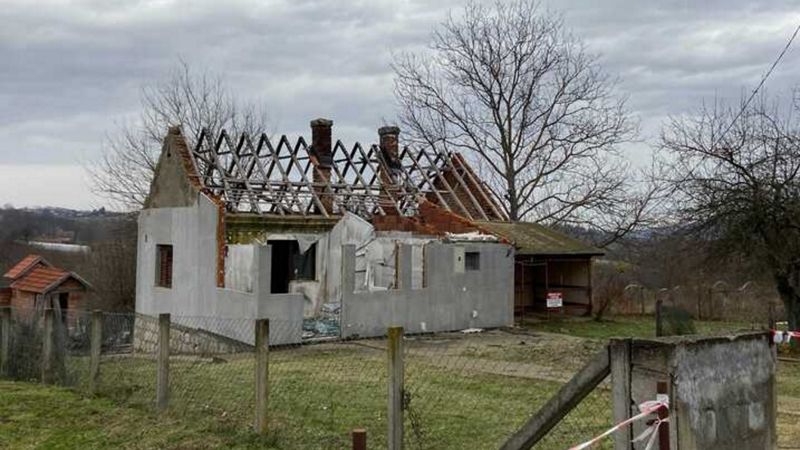  Fotografija jedne od kuća, bez krova