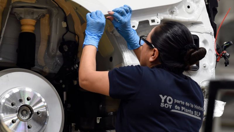 Más empleos para los mexicanos de diferentes puestos, como los ingenieros, electricistas y de diferentes áreas como limpieza.