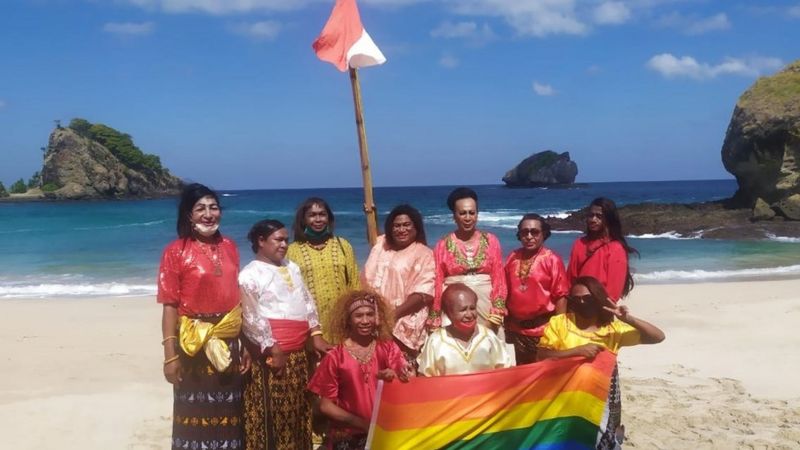 Komunitas Fajar Sikka mengibarkan bendera pelangi dan merah putih di pantai Koka, NTT.