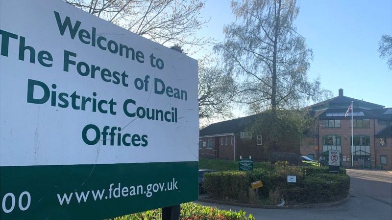 Forest of Dean: District Council leader Mark Topping resigns - BBC News