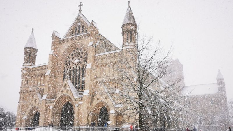 In pictures: Snowy scenes across the East - BBC News