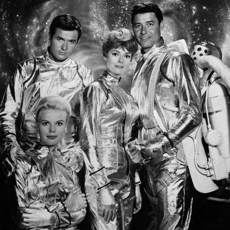 Space tv. Космические люди фильм 1960. Старые фильмы про космос. Космический фильм 1992 года. Lost in Space Cast.