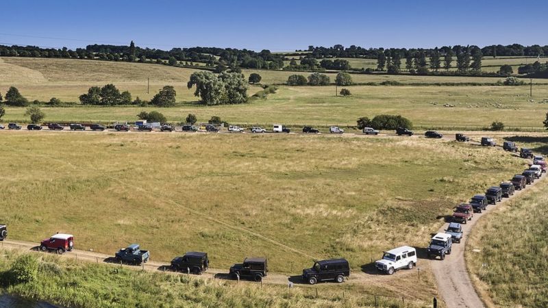 Largest Land Rover convoy record set in Northamptonshire - BBC News
