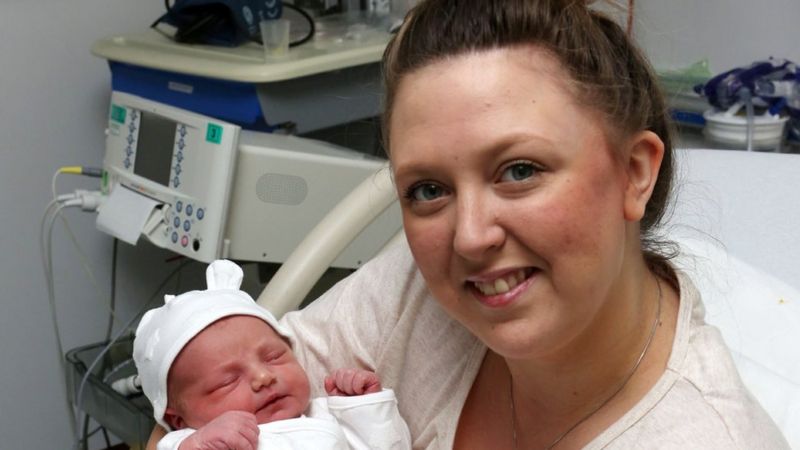 Scotland welcomes first 2017 babies - BBC News