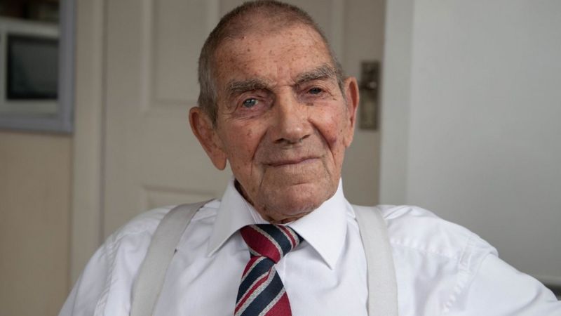 D-Day veteran Edward Gaines from Poole dies aged 98 - BBC News