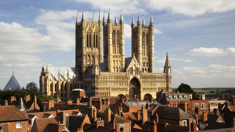 Lincoln Cathedral: Man injured after falling from tower - BBC News