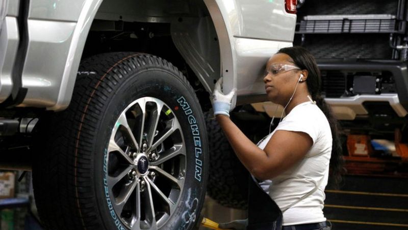 Trabalhadora em indústria automobilística