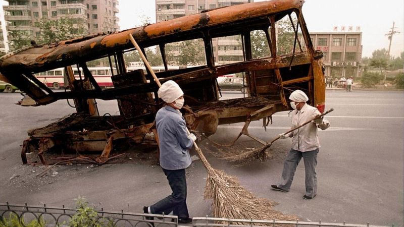 Công nhân vệ sinh Trung Quốc dọn dẹp sau biểu tình ở Thiên An Môn 1989