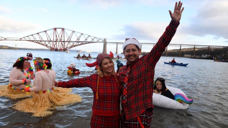 Loony Dookers Chill Out For New Year - BBC News