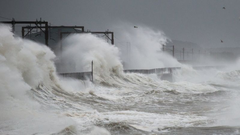 Storm Dudley: Met Office amber wind warning takes effect - BBC News