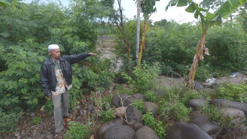 Abdul Halik memperlihatkan lokasi pembunuhan warga di Bulukumba.