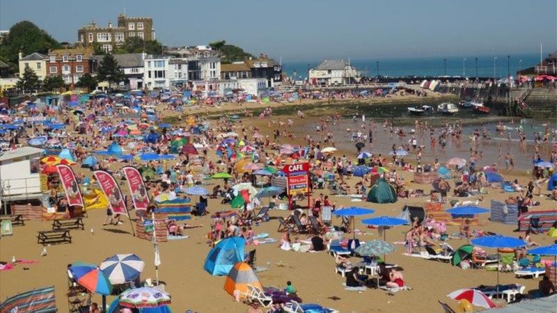 Beach crowds descend on Bournemouth, Brighton and Poole - BBC News