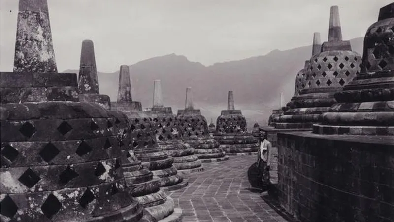 Kondisi Candi Borobudur pada 1915, seusai proses pemugaran oleh Theodor van Erp. [BBC]