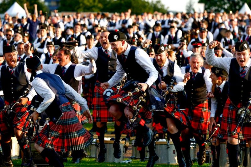 In pictures Pipe band world champions 2022 are crowned BBC News