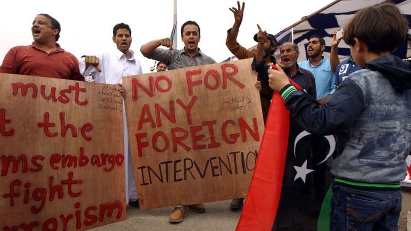 Manifestación en Benghazi para reclamar que se recupere la ciudad de Sirte, en poder de Estado Islámico, sin la intervención extranjera.