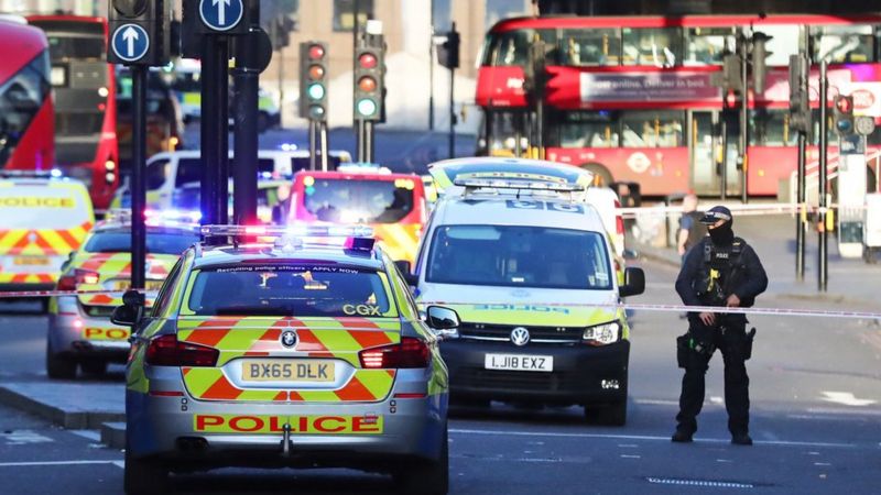 London Bridge attack witnesses describe shooting aftermath - BBC News