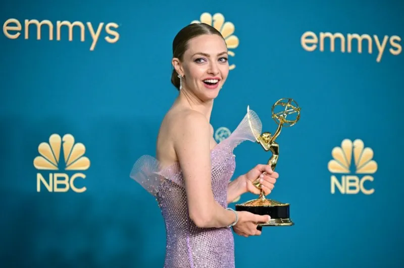 Amanda Seyfried interpreta a Elizabeth Holmes en The Dropout.